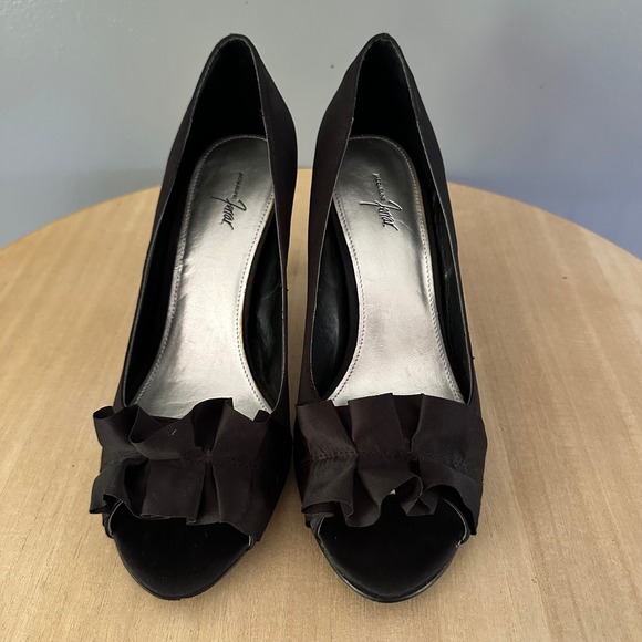 Jacqueline Ferrar Black Heels Peep Toe Ruffle Detail Party Shoes 8.5M - Picture 1 of 10